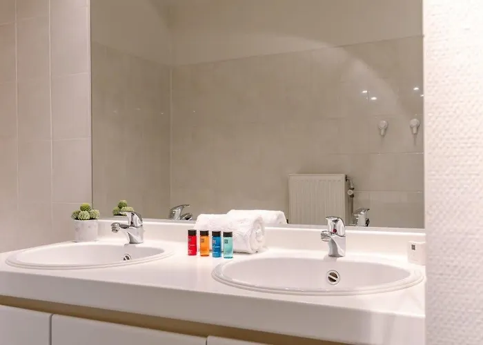 Huswell - Charming Near The With Balcony *