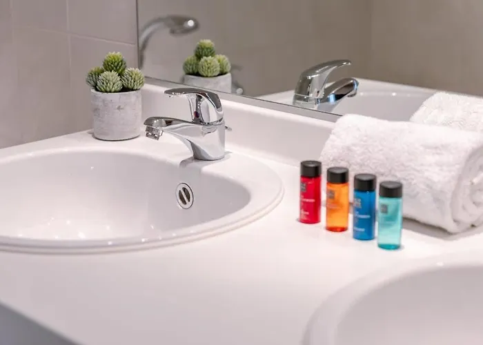 Huswell - Charming Near The With Balcony Де Панбархат